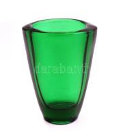 Zöld üveg váza, hutaüveg, anyagában színezett, jelzés nélkül, kis karcolással, m: 12 cm.