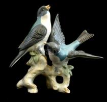 Porcelán madárpár, kézzel festett, jelzett, kis kopásnyomokkal, m: 15 cm