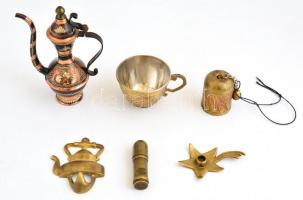 Vegyes kis réztárgy tétel, 6 db. Csésze, csengő, mini kanna formájú kiöntő, ..stb.