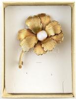 Aranyszínű virág alakú női kitűző, opálköves díszítéssel, díszdobozban, 5,5×3,5 cm