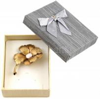 Aranyszínű virág alakú női kitűző, opálköves díszítéssel, díszdobozban, 5,5×3,5 cm