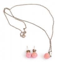 Ezüst (Ag) nyaklánc, rózsaszín gömb alakú medállal, és ezüst (Ag) rózsaszín fülbevaló pár, jelzett, nyaklánc: 40,5 cm, bruttó: 3,5 gr.