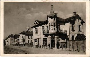 1941 Dés, Dej; villanegyed, üzlet, kerékpárok. Nagy Péter kiadása / villas, shop, street view, bicycles (fl)
