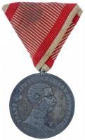 ~1870. Ferenc József I. osztályú Ezüst Vitézségi Érem hadifém kitüntetés mellszalagon. T:2 Hungary ~1870. Silver Gallantry Medal, 1st Class war metal decoration, with ribbon C:XF  NMK 129.