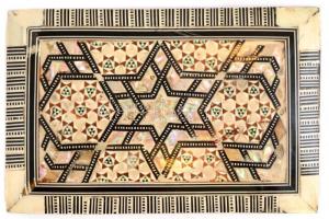 Gyöngyházberakásos lakk doboz, kis kopásokkal, 11x16,5x5,5 cm