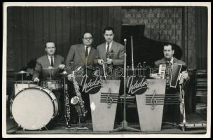 1956 Pécs a Nádor szálló zenekara fotó, hátoldalt a tagok aláírásával 6x9 cm