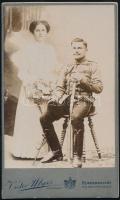 cca 1910 Katona karddal, feleségével, keményhátú fotó Mysz nagyszebeni műterméből, 10,5×6,5 cm