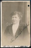 cca 1910 Idősödő hölgy portréja, keményhátú fotó Zenker nagyváradi műterméből, vágott, lyukasztott, 10×6 cm