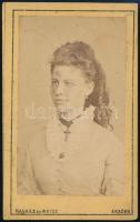 1871 Női portré, keményhátú fotó Ravasz és Weisz aradi műterméből, 10,5×6,5 cm