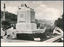 A felrobbantott Gömbös Gyula szobor Budapesten 18x13 cm