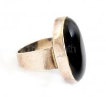 Ezüst(Ag) fekete köves gyűrű, jelzéssel, méret: 54, bruttó: 8 g