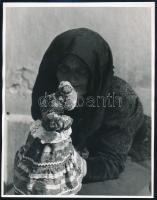 Tomori Ede (1920-1997): Idős asszony babával, pecséttel jelzett fotó, 23×18 cm