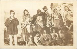 1914-18 Erdélyi oláh cigányok / Vlach Gypsy family from Transylvania, Gypsy folklore. photo
