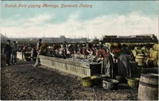 1904 Scotch girls gipping herrings, Yarmouth Fishery (EK)