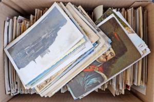 Több mint 800 régi képeslap: magyar és külföldi városképek, motívumok, üdvözlők, érdekes vegyes anyag dobozban