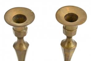 Indiai réz gyertyatartó pár, egyiken címkével, egyik deformált, rajta kis repedéssel, m: 20 cm