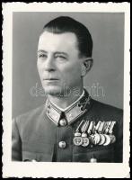 cca 1941 Őrnagy kitüntetésekkel, fotó, 8,5×6 cm