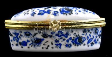 Kis porcelán szelence, kék virágmintával, matricás, jelzetlen, 7,5x5x3 cm