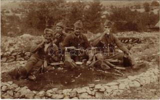 1916 Osztrák-magyar katonák ebéd közben / WWI Austro-Hungarian K.u.K. military, soldiers during lunch. photo + M. kir. 1. honvéd gyalogezred 1. zászlóalj gazdasági hivatala Tábori Postahivatal 14