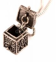 Nyitható fém doboz medál, állítható fém láncon, kis rozsdafoltokkal, h: max. 50 cm