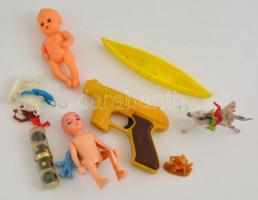 Vegyes műanyag játék tétel (pisztoly, baba, indián, stb.), vegyes méretben