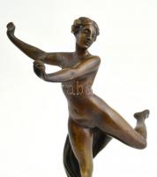 E. Seger jelzéssel: Bronz akt, márvány talapzaton, egyik keze sérült, m: 32 cm