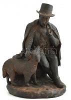 Vass Áron: Pipázó férfi kutyával, kerámia szobor, jelzett, sérülésekkel, m: 25,5 cm