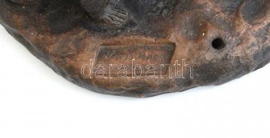 Vass Áron: Pipázó férfi kutyával, kerámia szobor, jelzett, sérülésekkel, m: 25,5 cm