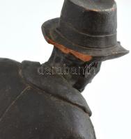 Vass Áron: Pipázó férfi kutyával, kerámia szobor, jelzett, sérülésekkel, m: 25,5 cm