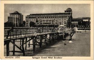 Venezia, Venice; Lido, Spiaggia Grand Hotel Excelsior / beach, hotel, bathers
