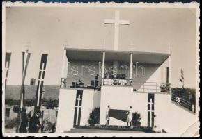 1938 Az Eucharisztikus Kongresszus alkalmából épített emelvény, hátoldalon feliratozott fotó, egyik sarkán törésnyom, 6×9 cm