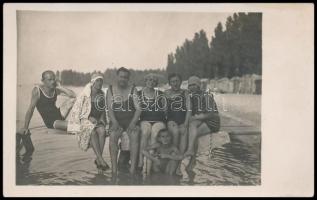 1931 A Balatonon, fürdőzők csoportképe, fotólap, 8,5×14 cm