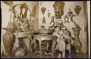 cca 1930 Díszes lakásbelső, fotó, sarkain törésnyomok, 15×10 cm