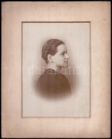 cca 1900 Fiatal hölgy portréja, paszpartuban, 23×16,5 cm, paszpartu: 33×27 cm