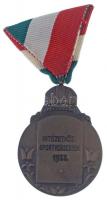 1933. "Intézetközi Sportversenyek 1933" kétoldalas Br díjérem mellszalagon (43x56mm) T:2