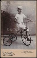 1907 Régi tricikli, keményhátú fotó Békei budapesti műterméből, felületén kis kopásnyomok, 16,5×10,5 cm