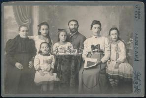 cca 1910 Családi portré, keményhátú fotó Matz Gusztáv (Igló/Poprád) műterméből, hátoldalon a műterem képével, 10,5×16 cm