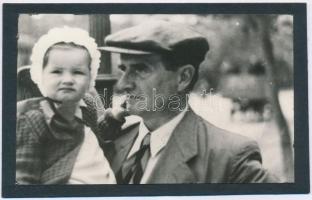 cca 1942 Horthy Miklós (1868-1957) kormányzó unokájával a karján, későbbi előhívás, kartonra ragasztva, 9×14,5 cm
