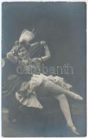 cca 1910 Pechnig Izabella varieté táncosnő fotója, hátoldalon feliratozva, 14×9 cm