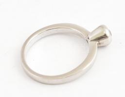 14K fehérarany gyűrű brillel, jelzett, méret: 56, bruttó: 3,89 g