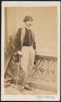 cca 1868 Pest, Férfi sétapálcával, keményhátú fotó Bülch Ágoston pesti műterméből, 10,5×6 cm