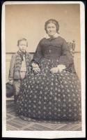 cca 1860 Nagymama unokájával, keményhátú fotó Simonyi pesti műterméből, karton alul vágott, 10,5×6 cm