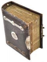 1884 Régi fém veretekkel díszített bőrkötéses fotóalbum, 38 db keményhátú fotóval, illusztrált oldal...