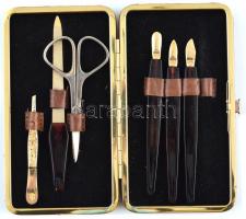 Manikűrkészlet, 6 db eszközzel, egy hiánnyal, kopásnyomokkal, 15×8,5 cm
