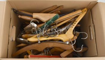 Nagy doboznyi, kb. 30 db fa/fém vállfa