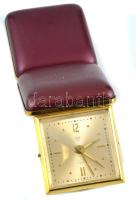 Mechanikus utazóóra működő állapotban, tokkal