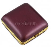 Mechanikus utazóóra működő állapotban, tokkal