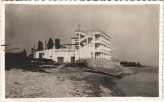 Budapest III. Rómaifürdő, Római fürdő; Duna terasz csónakház, étterem, Sphinx és Mobiloil benzin. photo (EB)