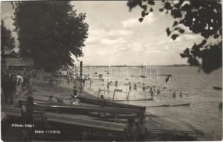Budapest III. Rómaifürdő, Római fürdő; Római-part, fürdőzők, strand, evezős csónakok. Gegess photo
