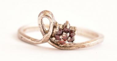 Ezüst(Ag) hurkos gyűrű, piros kövekkel, jelzett, méret: 54, bruttó: 1,74 g